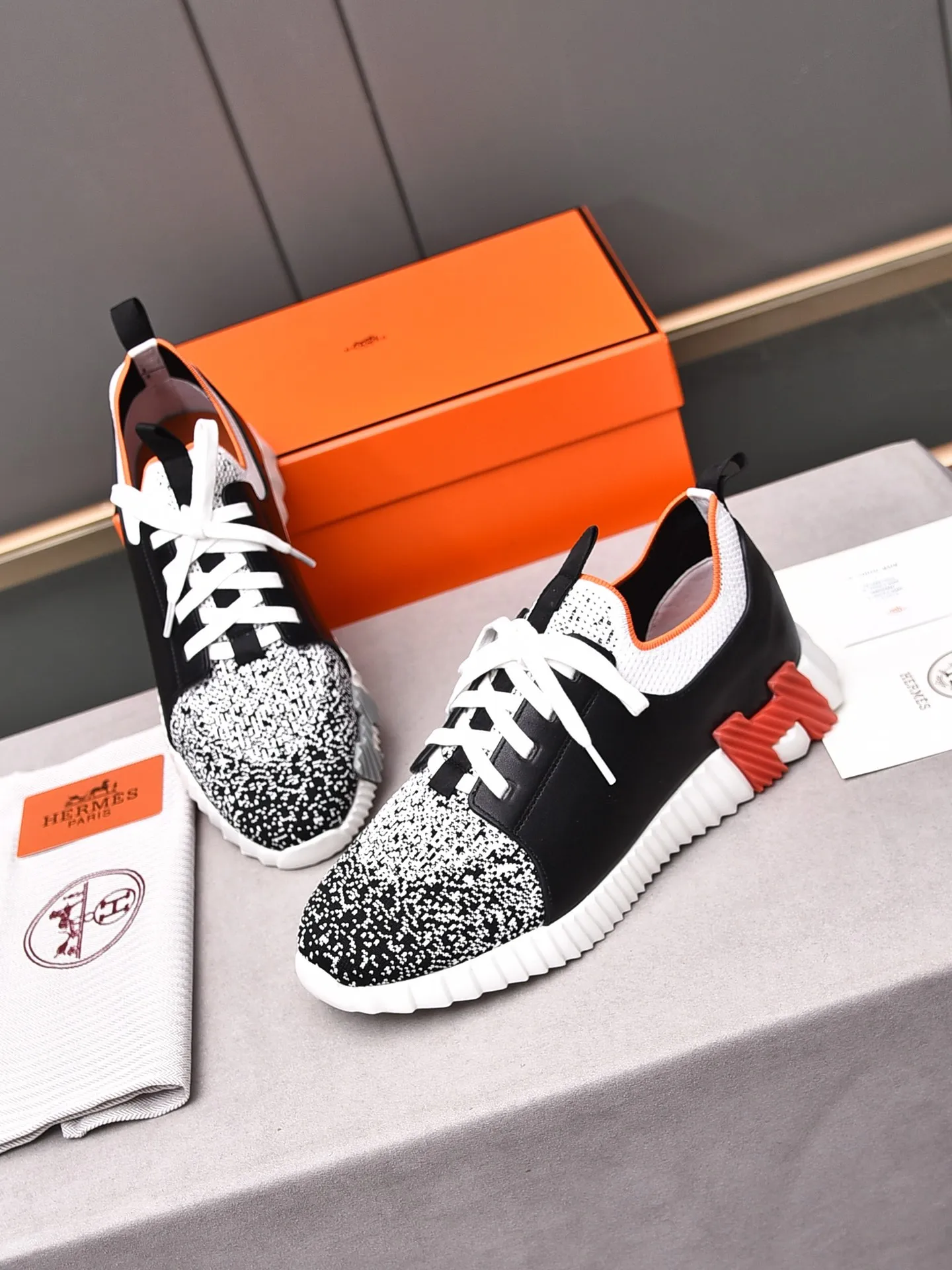 Factory price PP600 [Hermes] fe new arrival~ New Bouncing sneakers are the most comfortable shoes from Hermès, no one else⃣️. They are very light on the feet and look great. You won’t feel tired even when you go shopping and running around. 👍 Very light and comfortable, very light, suitable for both sports and leisure, and feel great when you step on them! It’s up to you to choose, there’s always what you want~ ✔️Fabric: Imported first-layer cowhide + high-elastic fly weave ✔️Inner lining: Imported water-dyed cow lining ✔️Outsole: Seamless combination of IP+TPU (multi-color letters) German technology irradiation machine ✔️Code number: Male 38-44 (45 customized)